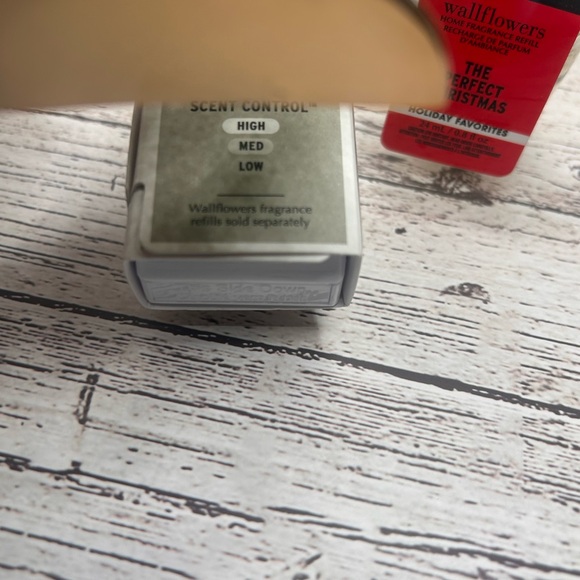 Miniature Christmas Tree Wallflower with Fragrance Oil Bundle - Picture 3 of 3